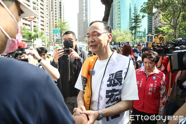 ▲國民黨主席朱立倫出席罷免張宏陸板橋掃街。（圖／記者林敬旻攝）