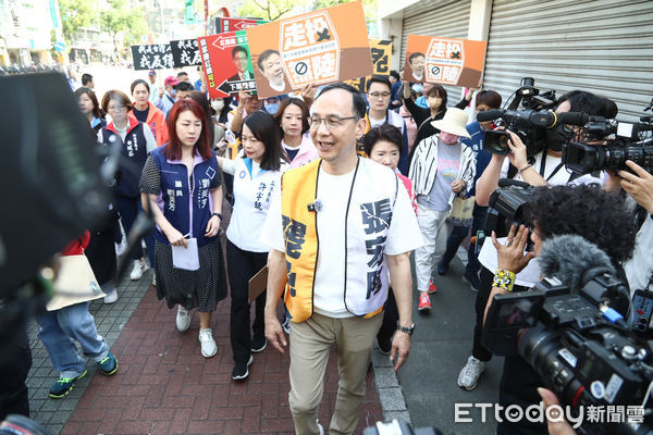 ▲國民黨主席朱立倫出席罷免張宏陸板橋掃街。（圖／記者林敬旻攝）