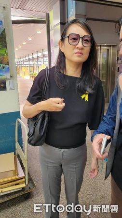 ▲黎明柔現身葉天健告別式。（圖／記者葉文正攝）