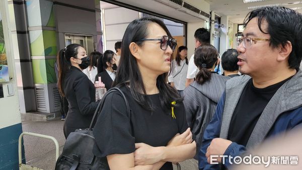 ▲黎明柔現身葉天健告別式。（圖／記者葉文正攝）