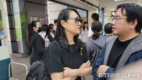 ▲黎明柔現身葉天健告別式。（圖／記者葉文正攝）