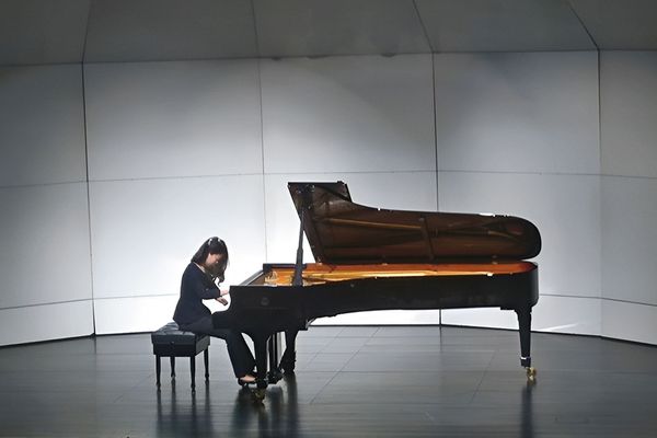 第二胎出生後，無暇教學的Cally暫時成為全職媽媽。圖為Cally在國家音樂廳演奏。（Cally提供）