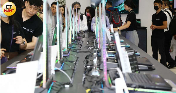 以高股息ETF來說，有的成分股在半導體、金融保險、電腦及周邊設備族群佔比各約2成。（示意圖／黃鵬杰攝）