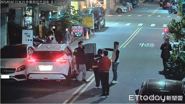 ▲▼左手打著石膏的男子，不會開車竟大膽開車上路，急煞、加油、逆向、倒退嚕，誇張行徑全都錄。（圖／民眾提供，下同）