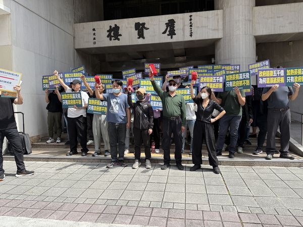 ▲▼ 菸捐擬調漲，吸菸族上街頭爭權益，怒嗆「走私加熱菸都不用繳稅」。（圖／菸捐反剝削自救會提供）