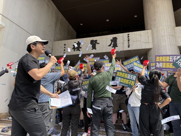 ▲▼ 菸捐擬調漲，吸菸族上街頭爭權益，怒嗆「走私加熱菸都不用繳稅」。（圖／菸捐反剝削自救會提供）