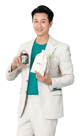 ▲邱凱偉全家合體代言，兒子Travis超吸睛。（圖／老行家8益菌提供）