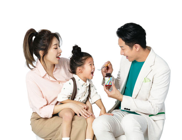 ▲邱凱偉全家合體代言，兒子Travis超吸睛。（圖／老行家8益菌提供）