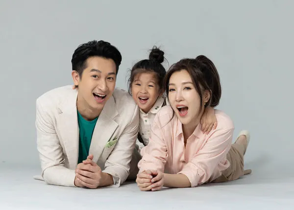 ▲邱凱偉全家合體代言，兒子Travis超吸睛。（圖／老行家8益菌提供）