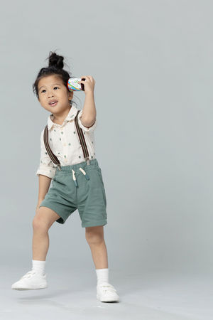 ▲邱凱偉全家合體代言，兒子Travis超吸睛。（圖／老行家8益菌提供）