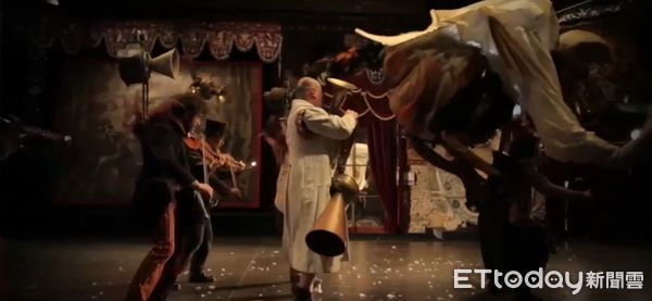 ▲▼劇團擅長以街頭劇場的方式，融合音樂、木偶與表演藝術，創造出富有幻想與詩意的臨場體驗。（圖／記者王兆麟翻攝，下同）