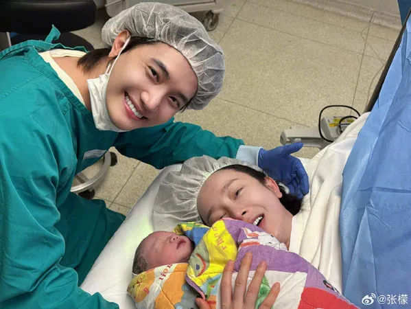 ▲▼張檬高齡剖腹產平安生下兒子。（圖／翻攝自微博）