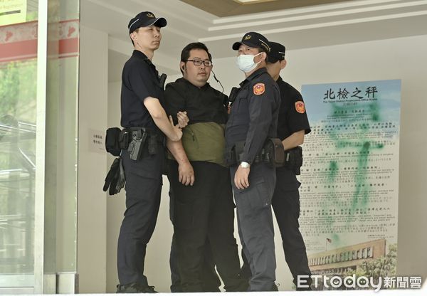 ▲▼「抗議魔人」田山盛國繼日前騎車闖法務部大廳後，今天（17日）前往台北地檢署對「北檢之秤」潑灑綠漆。（圖／記者李毓康攝）