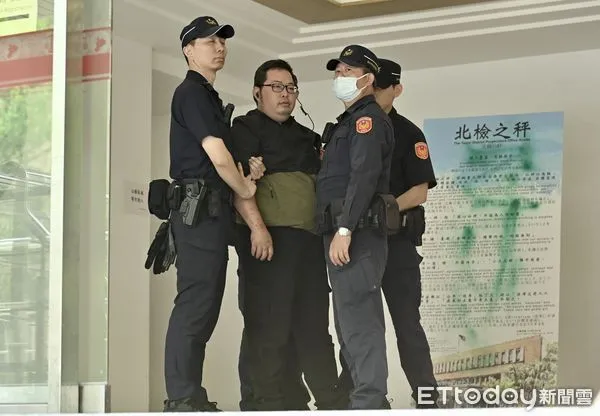 ▲▼「抗議魔人」田山盛國繼日前騎車闖法務部大廳後，今天（17日）前往台北地檢署對「北檢之秤」潑灑綠漆。（圖／記者李毓康攝）