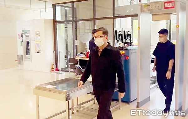 ▲前海基會董事長鄭文燦涉貪案遭法院制境管將屆滿，今天出庭訊問鍵入法院前一臉嚴肅。（圖／記者沈繼昌攝）