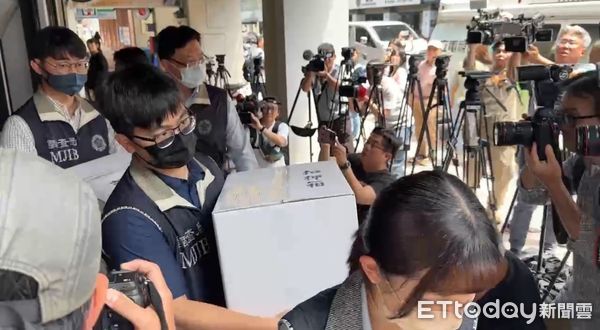 ▲▼ 國民黨台北市黨部被搜索，檢調帶走2大箱。（圖／記者袁茵翻攝）
