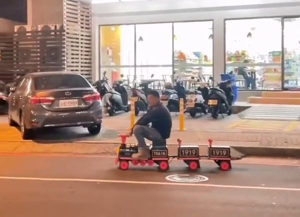 ▲▼湯瑪士小火車真人版閒晃街頭，警方表示最高罰3千6百元。（圖／翻自社會事新聞影音）