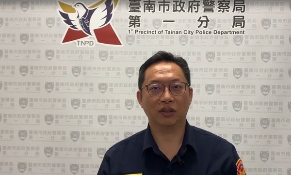 ▲有網友在網路社群PＯ文指出，台南市東區裕農街二段下班塞車時間，竟有黑色豐田車違停，還要網友逆向通過，網友鳴喇叭後對方還先開窗嗆人，反被網友開噴怒罵。（圖／翻攝WoWtchout - 地圖型行車影像分享平台，下同）