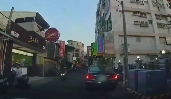 ▲有網友在網路社群PＯ文指出，台南市東區裕農街二段下班塞車時間，竟有黑色豐田車違停，還要網友逆向通過，網友鳴喇叭後對方還先開窗嗆人，反被網友開噴怒罵。（圖／翻攝WoWtchout - 地圖型行車影像分享平台，下同）