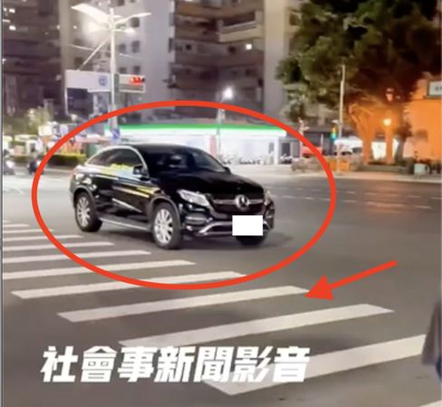 ▲一輛賓士就停在斑馬線旁邊，行徑相當囂張             。（圖／翻攝社會事新聞影音）