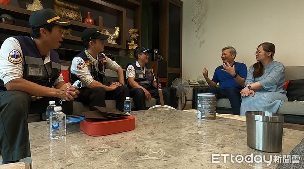 ▲救護員緊急搶救心肌梗塞的患者             。（圖／記者吳奕靖翻攝）
