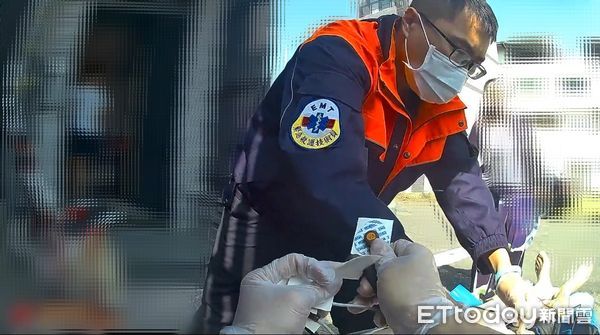 ▲救護員緊急搶救心肌梗塞的患者             。（圖／記者吳奕靖翻攝）