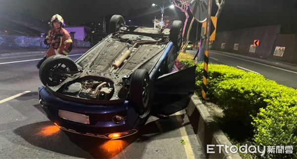 ▲▼簡男自撞分隔島翻車，警到場他卻烙跑逃逸             。（圖／記者陳以昇翻攝）