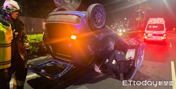 ▲▼簡男自撞分隔島翻車，警到場他卻烙跑逃逸             。（圖／記者陳以昇翻攝）