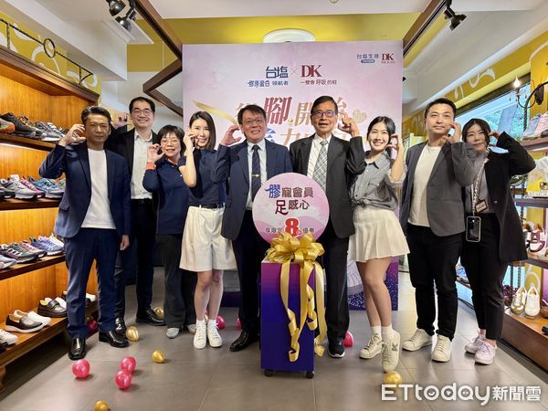 ▲台鹽公司董事長丁彥哲（左）、DK呼吸空氣鞋董事長高銘村，共同宣示母親節檔期結盟，讓消費者一站購足保養、保健及呼吸空氣鞋等健康好禮。（圖／記者林東良翻攝，下同）