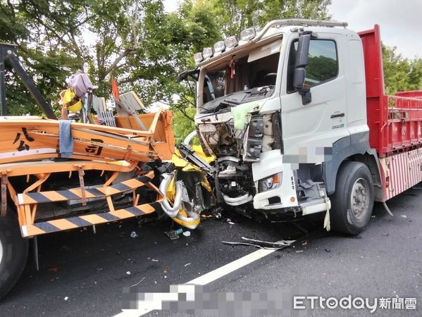 ▲國道1號苗栗頭份路段，今下午發生大貨車追撞施工緩撞車事故。（圖／記者楊永盛翻攝）