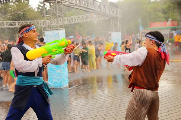 ▲關西六福村將在本周六日（4月19、20日）舉辦潑水節活動。（圖／六福村提供）