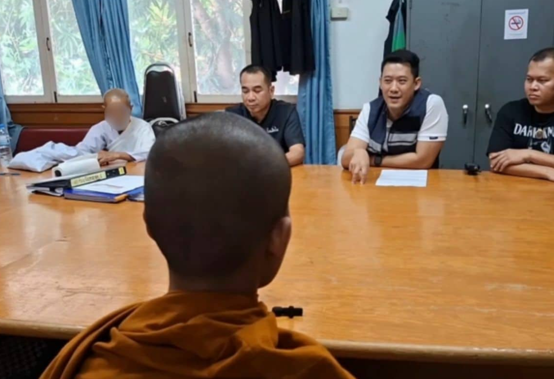 ▲▼泰19歲沙彌性侵74歲尼姑未遂！強逼看A片　還摀嘴推倒壓制。（圖／翻攝自Amarin TV）