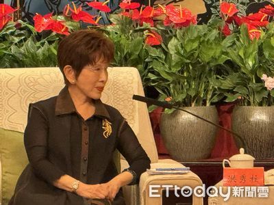 洪秀柱參加中共93閱兵 綠委批:國民黨自己把紅帽戴頭上