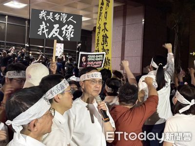 北市警第二次對朱立倫舉牌警告 現場藍營支持者一片噓聲