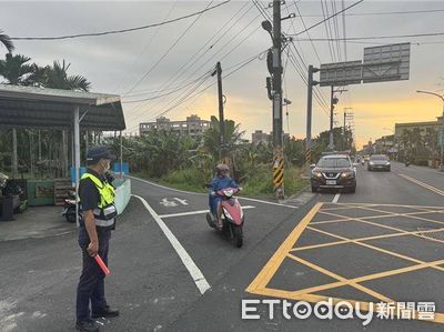 屏東警提醒路口行車安全　兩腳落地、暫停3秒都是NG