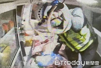 快訊/懷疑女友劈腿!苗栗家暴男雙刀挾持她 遭警連開2槍擊斃