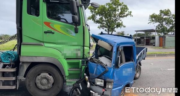 ▲▼       台東大小貨車對撞，小貨車駕駛噴飛車外，送醫搶救      。（圖／記者楊漢聲翻攝）
