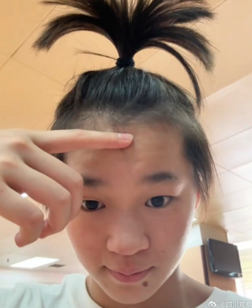 ▲全紅嬋綁沖天炮。（圖／翻攝自微博）