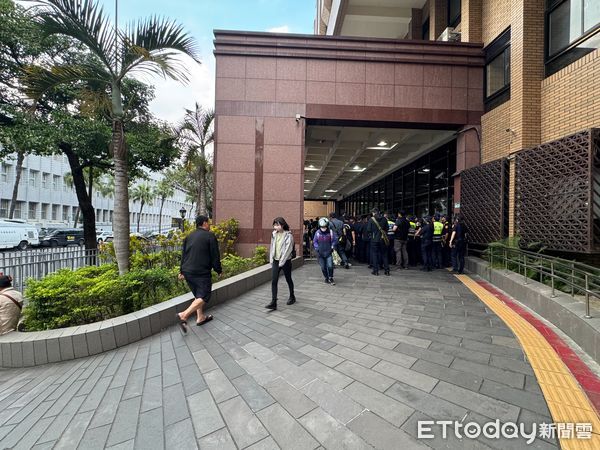 ▲▼國民黨主席朱立倫號召黨公職「今晚北檢見」，北市警力動員160人。（圖／記者邱中岳翻攝）