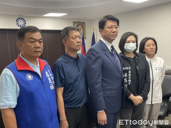 ▲立委謝龍介17日帶領著國民黨團台南市議員，怒嗆總統賴清德發動大罷免，當家鬧事外，更正面迎戰當家鬧事的民進黨，國民黨絕不退縮，將全面以罷制罷。 （圖／記者林東良翻攝，下同）