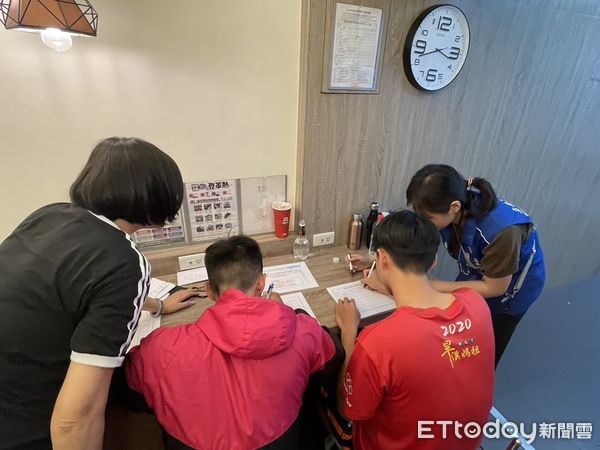 ▲立委謝龍介17日帶領著國民黨團台南市議員，怒嗆總統賴清德發動大罷免，當家鬧事外，更正面迎戰當家鬧事的民進黨，國民黨絕不退縮，將全面以罷制罷。 （圖／記者林東良翻攝，下同）