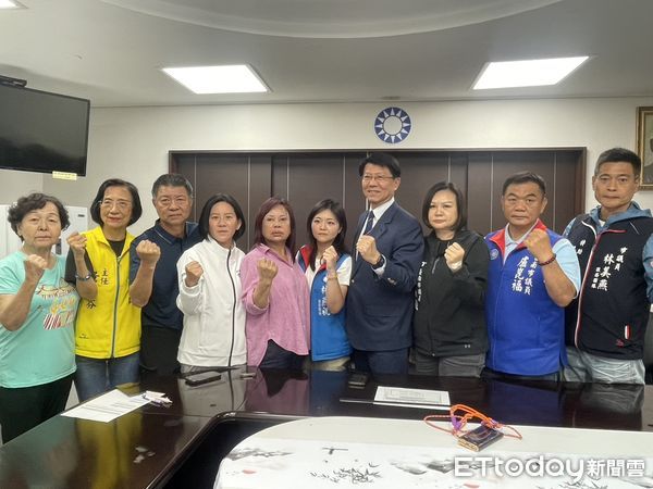 ▲立委謝龍介17日帶領著國民黨團台南市議員，怒嗆總統賴清德發動大罷免，當家鬧事外，更正面迎戰當家鬧事的民進黨，國民黨絕不退縮，將全面以罷制罷。 （圖／記者林東良翻攝，下同）