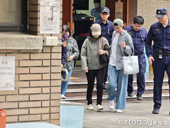 ▲▼兒福聯盟前社工陳尚潔（淺色外套帽子深色長褲）被指訪視失職，造成1歲男童「剴剴」遭保母虐死，陳女被起訴涉犯過失致死等罪嫌，今（17日）到台北地院出庭不認罪。（圖／記者黃哲民攝）