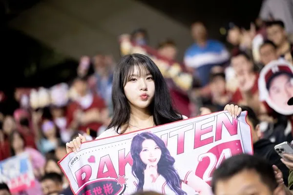 ▲廉世彬到大巨蛋幫樂天加油。（圖／樂天桃猿提供）