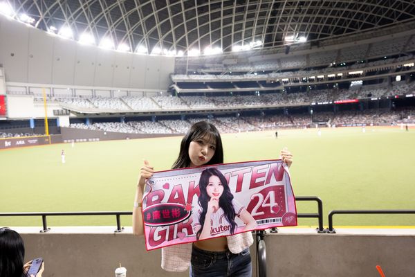 ▲廉世彬到大巨蛋幫樂天加油。（圖／樂天桃猿提供）