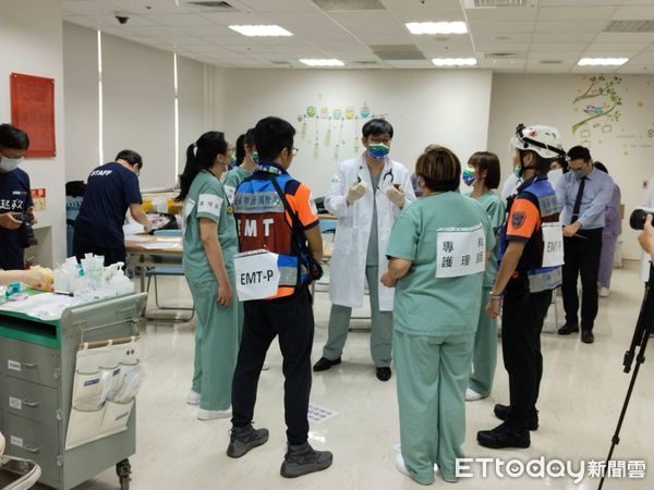 ▲台南市消防局與麻豆新樓醫院攜手舉辦「第五屆新樓盃高擬真情境團隊急救競賽」，強化團隊間協作默契，爭分奪秒守護民眾生命安全。（圖／記者林東良翻攝，下同）