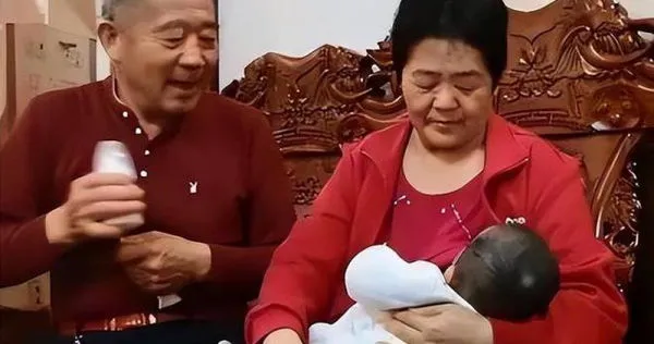 山東一對老夫妻，在將近70歲的時候生下女兒。（圖／翻攝自網易新聞）