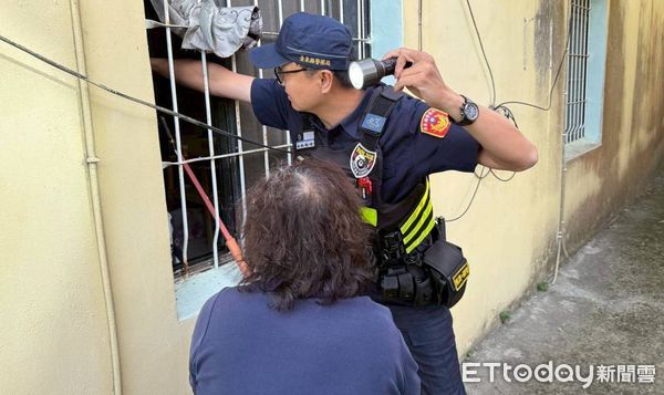 ▲員警與民眾聯手用捕蛇夾夾鑰匙、剪刀破紗門。（圖／記者楊漢聲翻攝）