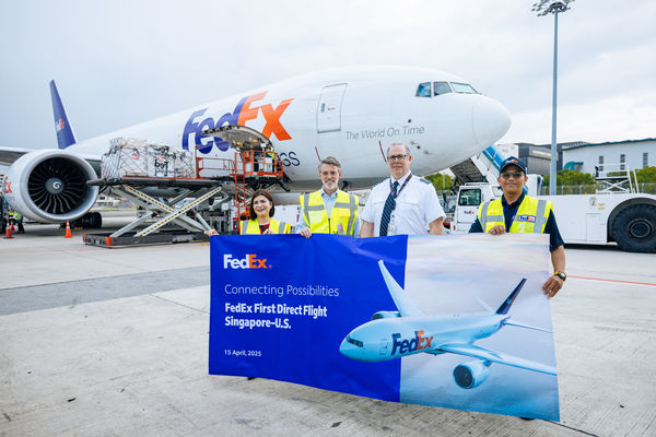 ▲左起聯邦快遞亞太區總裁Kawal Preet、美國駐新加坡大使館臨時代辦Casey Mace、聯邦快遞機長James Owen、聯邦快遞快遞員Mohamad Shaiful在首航啟動儀式上。（圖／聯邦快遞）
