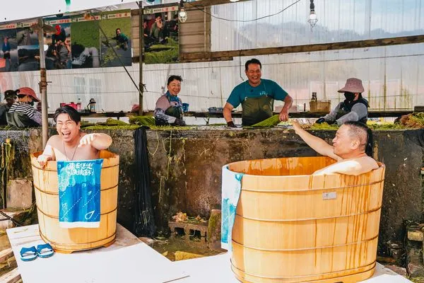 ▲▼《來去恁兜洗魂舒》農家泡在水中整理水蓮，邰智源（前右）與邵大倫（前左）在農家主人面前泡澡 。（圖／公視台語台）